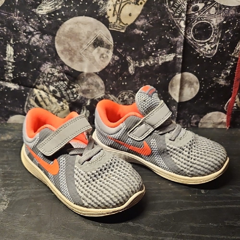 Nike Kids Sneakers in Gray and Orange